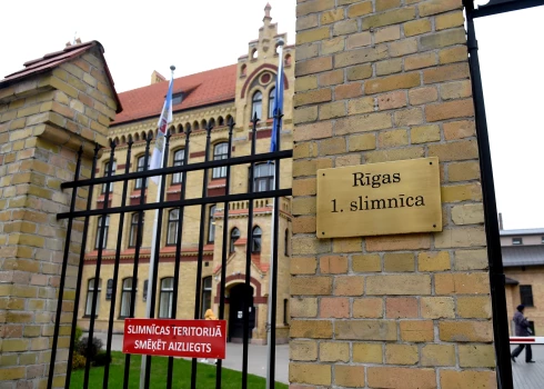 Ieeja Rīgas 1.slimnīcas teritorijā.