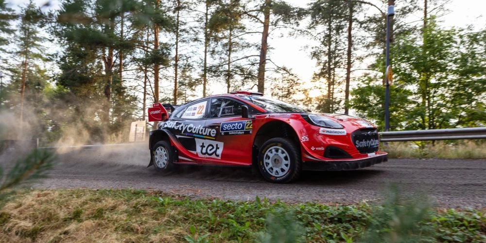 Seska ekipāžai ("M-Sport Ford") 15. ātrumposmā aizsvīduša vējstikla dēļ nācās apstāties, lai notīrītu logus, bet visai neparastā veidā. 