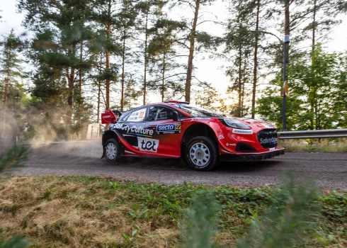 Seska ekipāžai ("M-Sport Ford") 15. ātrumposmā aizsvīduša vējstikla dēļ nācās apstāties, lai notīrītu logus, bet visai neparastā veidā. 