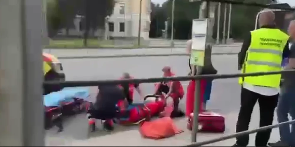 Pie tirdzniecības centra “Stockmann” Rīgā, 13. janvāra ielā 8, šodien ap plkst. 19.30 Neatliekamās medicīniskās palīdzības dienesta brigāde sniedza palīdzību kādai personai. 