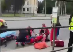VIDEO: “Uz asfalta redzamas asinis” – pie “Stockmann” NMPD brigāde sniedz palīdzību kādai personai