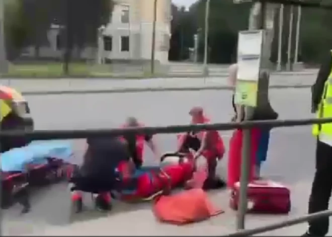 VIDEO: “Uz asfalta redzamas asinis” – pie “Stockmann” NMPD brigāde sniedz palīdzību kādai personai