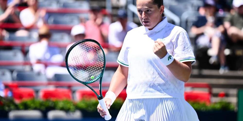 Latvijas pirmā rakete Aļona Ostapenko pārī ar čehieti Barboru Krejčīkovu sestdien Monreālas "WTA 1000" turnīra dubultspēļu sacensībās nodrošināja vietu ceturtdaļfinālā.