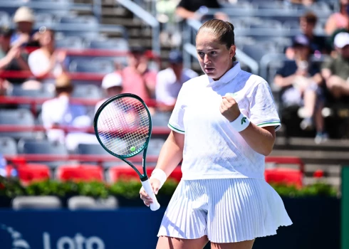Latvijas pirmā rakete Aļona Ostapenko pārī ar čehieti Barboru Krejčīkovu sestdien Monreālas "WTA 1000" turnīra dubultspēļu sacensībās nodrošināja vietu ceturtdaļfinālā.