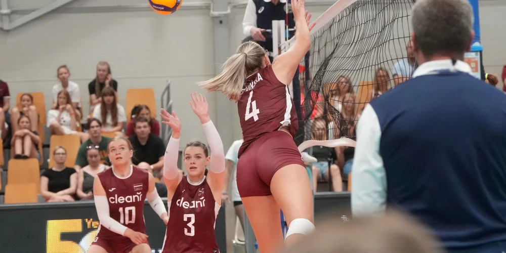 Latvijas volejbolistes ar 2-3 (25:23, 19:25, 25:23, 24:26, 13:15) zaudēja Bosnijai un Hercegovinai.