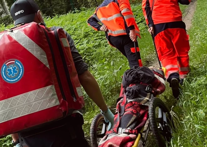 “Stāvas nogāzes. Neizbraucami ceļi. Bet mēs darām un varam!” NMPD mediķi palīdzību sniedz pat vissarežģītākajos apstākļos