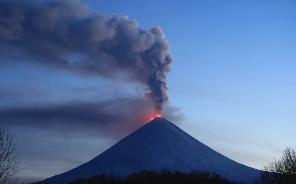 Kamčatkā sācies vulkāna izvirdums