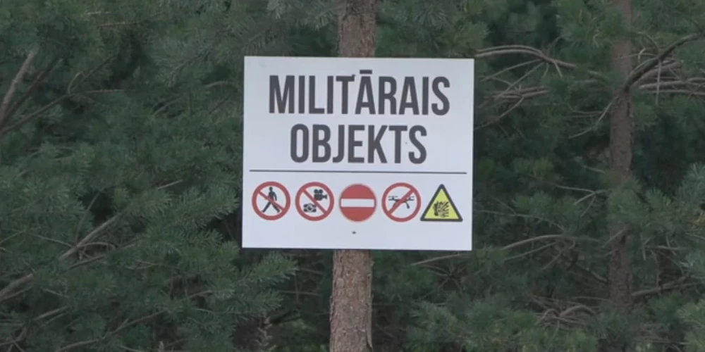 В лесах Селии у деревьев появились двухметровые таблички с надписью “Военный объект”, запрещающие любое передвижение.
