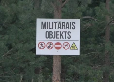 В лесах Селии у деревьев появились двухметровые таблички с надписью “Военный объект”, запрещающие любое передвижение.