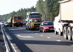Liepājā no kravas automašīnas izkritis konteiners ar dīzeļdegvielu; degvielas noplūde likvidēta