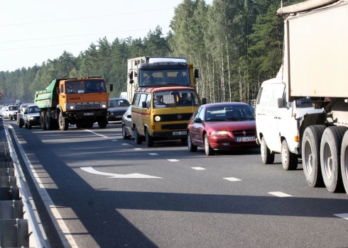 Liepājā no kravas automašīnas izkritis konteiners ar dīzeļdegvielu. 