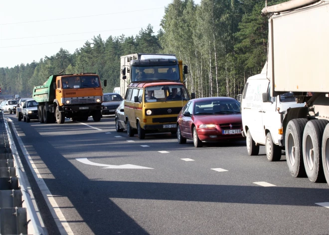 Liepājā no kravas automašīnas izkritis konteiners ar dīzeļdegvielu; degvielas noplūde likvidēta