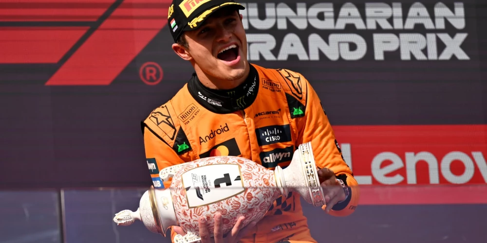 Lando Noriss pēc uzvaras Ungārijas "Grand Prix" (foto: Scanpix / AP)
