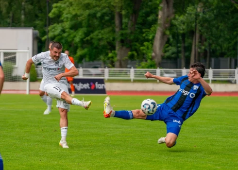 Čempionei RFS nācās gūt trīs vārtus pret "Grobiņu", lai izrautu uzvaru (foto: Roberts Pūce / FC RFS)