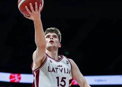 Latvijas U-18 basketbolisti saviem līdzjutējiem sagādāja neaizmirstamus mirkļus (foto: Latvijas Basketbola savienība / Facebook)