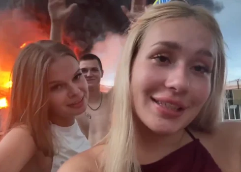 Kamēr Sočos deg, jauniešiem ir jautri (ekrānuzņēmums no video)