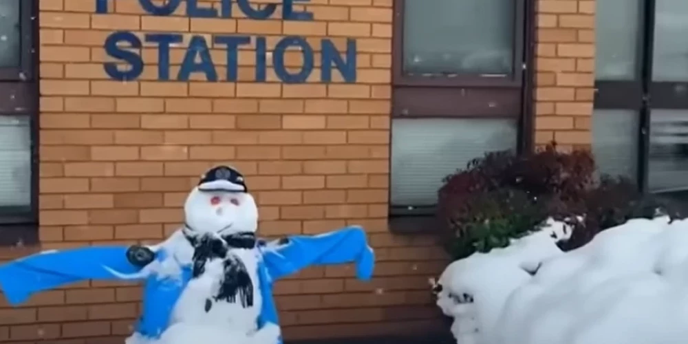 Vietējie policisti ar humoru reaģē uz negaidīto sniegu (ekrānuzņēmums no video)