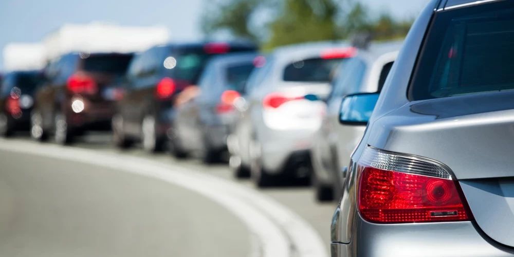 Valsts autoceļu tīklā turpinās būvdarbu sezona, darbi notiek 69 autoceļu posmos, kur jārēķinās ar ierobežojumiem un ilgāku laiku ceļā.