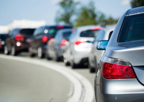 Valsts autoceļu tīklā turpinās būvdarbu sezona, darbi notiek 69 autoceļu posmos, kur jārēķinās ar ierobežojumiem un ilgāku laiku ceļā. 