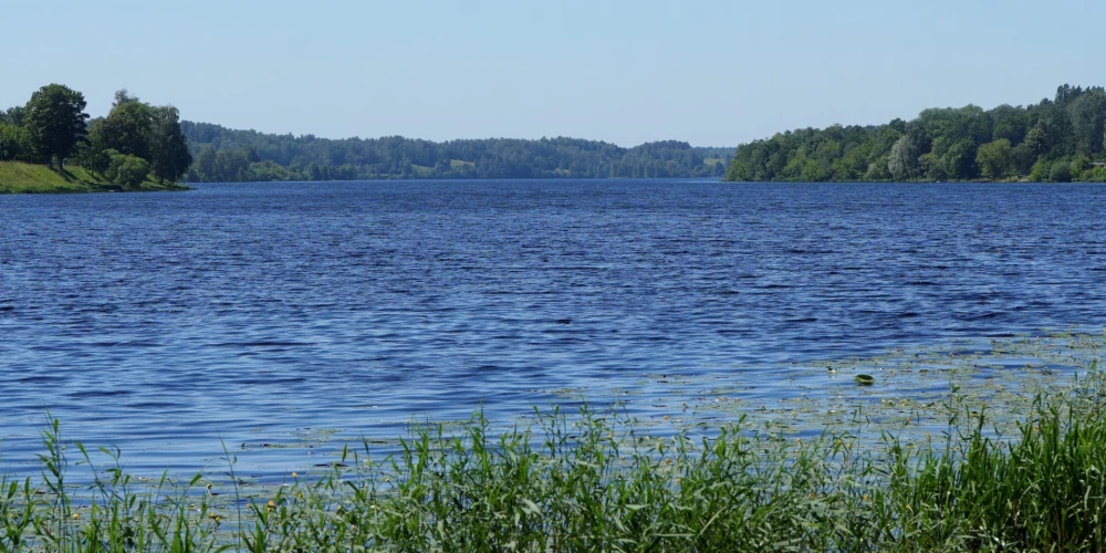 Pēc pagājušās nedēļas lietavām lielā daļā Latvijas upju, sevišķi Lielupes baseinā, saglabājas vasarai neraksturīgi augsts ūdens līmenis.