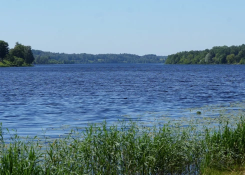Pēc pagājušās nedēļas lietavām lielā daļā Latvijas upju, sevišķi Lielupes baseinā, saglabājas vasarai neraksturīgi augsts ūdens līmenis.