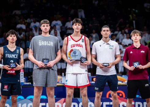 Valdis Valters (pirmais no labās) bija viens no turnīra labākajiem basketbolistiem.