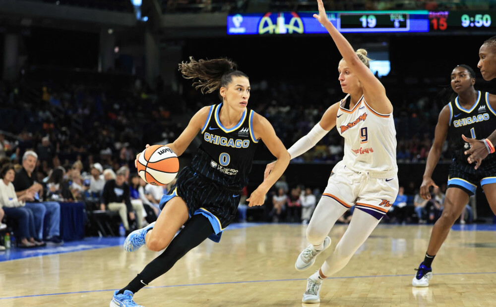 Kitija Laksa bloķē metienu un gūst punktus, palīdzot "Mercury" izcīnīt uzvaru