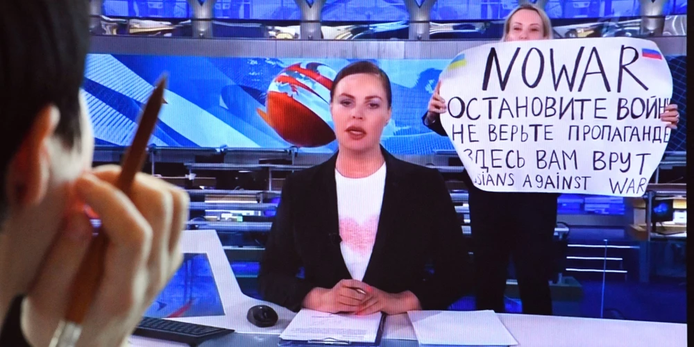 Krievijas Pirmā kanāla darbiniece ieiet "Ostankino" televīzijas studijā Krievijas skatītākās vakara ziņu pārraides laikā, turot plakātu ar uzrakstu: "Izbeidziet karu, neticiet propagandai – šeit jums melo."