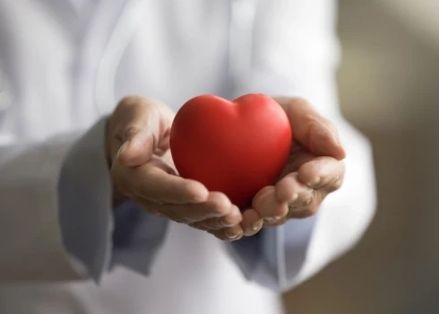 Plāns paredz uzlabot profilaksi, diagnostiku, ārstēšanu un rehabilitāciju, kā arī stiprināt ārstniecības personu kompetences, nodrošinot uz pacientu centrētu, integrētu un visaptverošu veselības aprūpi.