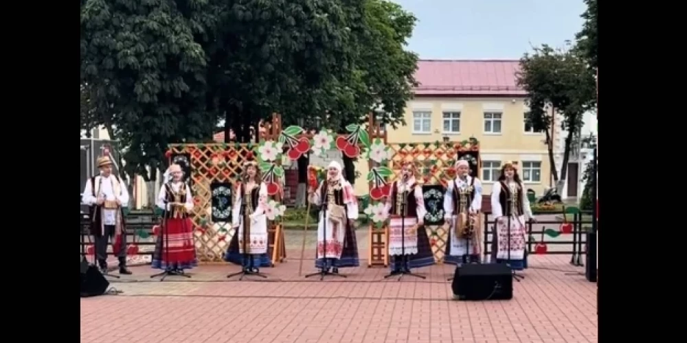 Представители общества исполняли песню на латгальском языке.
