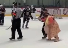 VIDEO: hokeja drāma Prāgā - nikna mamma izskrien laukumā un uzbrūk tiesnesim