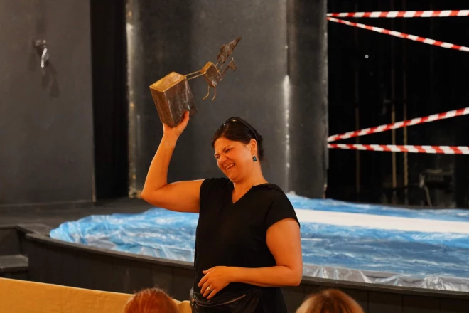 Latvijas Leļļu teātra aktrise Dace Vītola: “Mūsu teātra aktieru darba dienas paiet rāpojot, lienot un visādi citādi “vingrojot” ar instrumentiem rokās.”