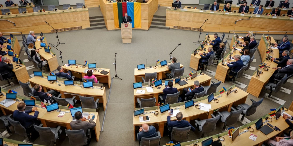 Saistībā ar premjerministra Gintauta Palucka lēmumu atkāpties no amata pirmdien demisionēja Lietuvas valdība.