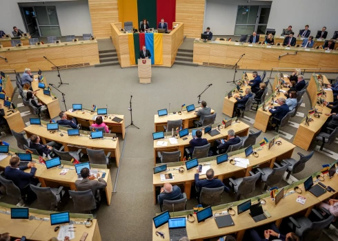Saistībā ar premjerministra Gintauta Palucka lēmumu atkāpties no amata pirmdien demisionēja Lietuvas valdība.