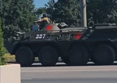 VIDEO: Baltkrievijā pamanīti aizdomīgi bruņutransportieri ar sarkaniem kvadrātiem