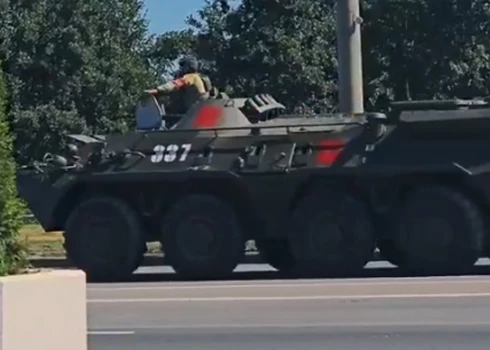 Bruņutransportieris ar sarkaniem marķējumiem pārvietojas pa Gomeļas ielām.