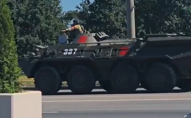 Bruņutransportieris ar sarkaniem marķējumiem pārvietojas pa Gomeļas ielām.