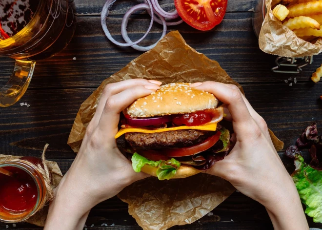 В Риге в рамках ежегодного фестиваля выберут самый вкусный бургер и самого быстрого едока