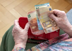 Чтобы не впасть в нищету, латвийские пенсионеры работают больше, чем в других развитых странах
