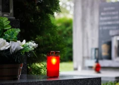 Izlasot uzrakstu uz vīra kapakmeņa, tuviniekiem trūkst vārdu. Šādu naidu viņi negaidīja...