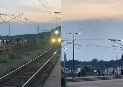 Люди увидели электричку и принялись бежать на другой перрон.