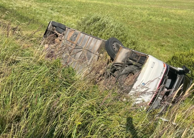 Uz Vidzemes šosejas smagi avarējis autobuss, kas veda skolēnus uz nometni