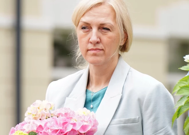 Hosama Abu Meri biroja vadītāja apvieno augstu amatu ministrijā ar ne mazāk svarīgu amatu Ropažu novada domē