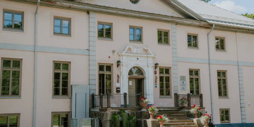 Vilces muižā darbojas Vilces pamatskola. Kāpnes ir vienīgais savienojums no ēkas cokolstāva uz pirmo stāvu, pa kurām katru dienu pārvietojas 86 Vilces pamatskolas skolēni, tāpēc to funkcionalitāte ir kritiski nozīmīga.