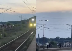 Haoss Jūrmalā: cilvēki grib paspēt uz vilcienu, bet nesaprašanā skrien no viena perona uz citu. VIDEO