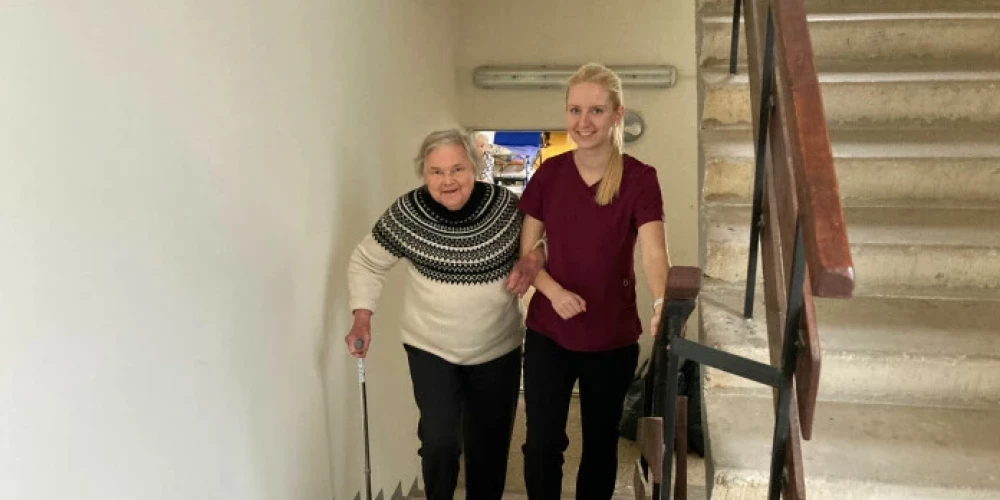 Ņem seniorus zem rokas un ved pastaigā gar jūru!