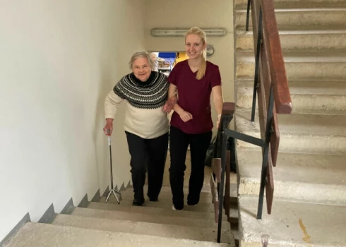 “Protams, cilvēka dabā ir slinkot, un daļa tam ļaujas, bet ir arī ļoti apņēmīgi seniori," atzīst fizioterapeite Alise Pētersone.