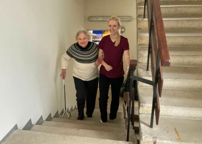 Ņem seniorus zem rokas un ved pastaigā gar jūru! "Ja redzu potenciālu, tas ir jādara," saka fizioterapeite Alise Pētersone