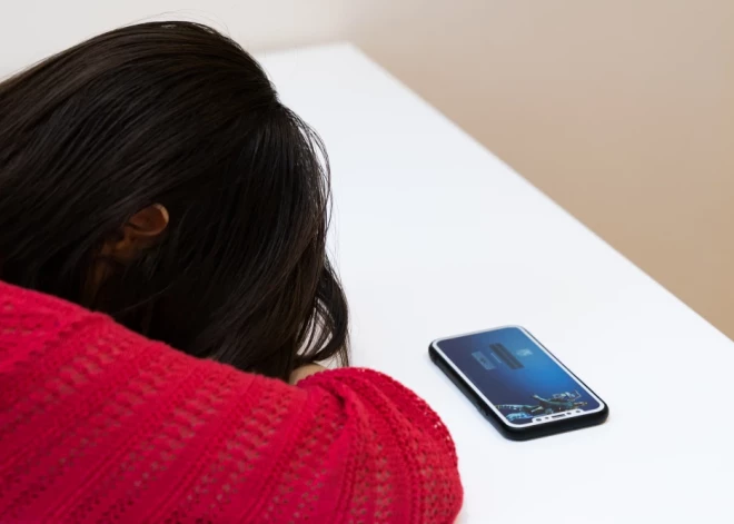 "Я не знаю, что будет с этим поколением": в Латвии озаботились влиянием ИИ и тем, что "iPhone высасывают энергию"