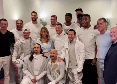 Fotogrāfija no Lukas Dončiča, "Lakers" pārstāvju fotogrāfijas ar "Backstreet Boys".